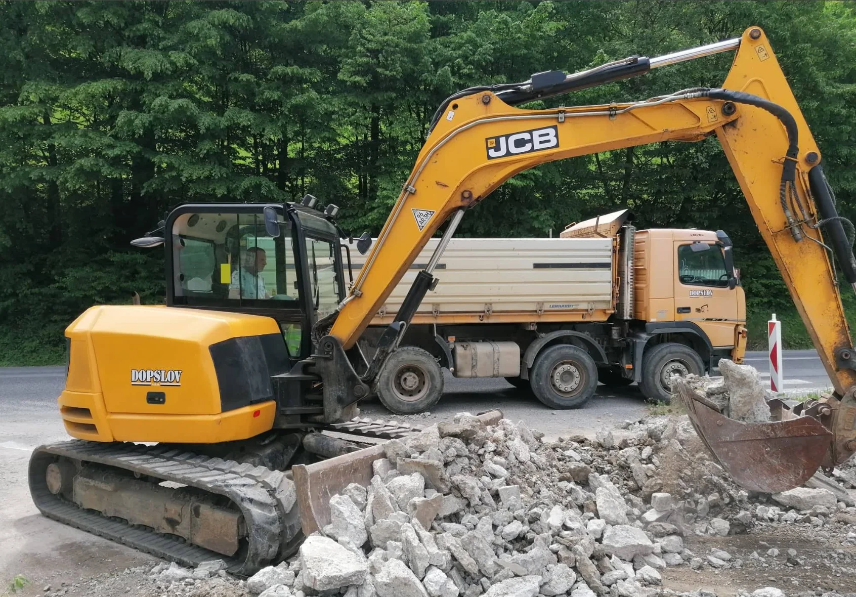 Pásový bager JCB